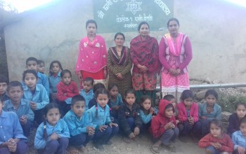 बैतडीमा विद्यालय हाँक्दै शिक्षिका 